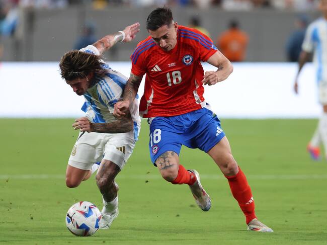 East Rutherford (United States), 25/06/2024.- Argentina midfielder Rodrigo De Paul (L) and Chile defender Rodrigo Echeverria (R) battle for the ball during the first half of the CONMEBOL Copa America 2024 group A soccer match between Argentina and Chile, at MetLife Stadium in East Rutherford, New Jersey, USA, 25 June 2024. EFE/EPA/JUSTIN LANE