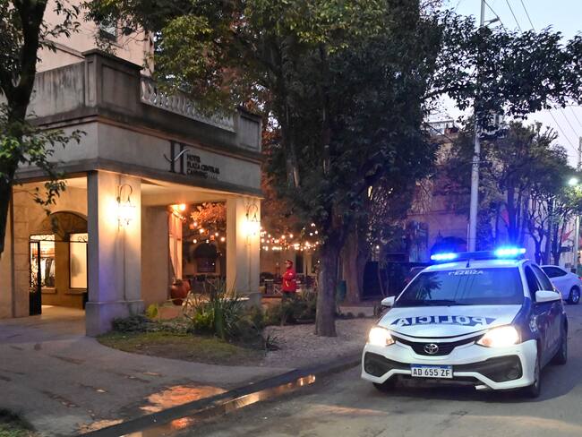 Un coche de policía se ve fuera del hotel donde se aloja la tripulación del Boeing 747-300 de la aerolínea venezolana Emtrasur Cargo, 14 venezolanos y cinco iraníes. Buenos Aires, Argentina, 10 de junio de 2022. (Photo by Luis ROBAYO / AFP) (Photo by LUIS ROBAYO/AFP via Getty Images)