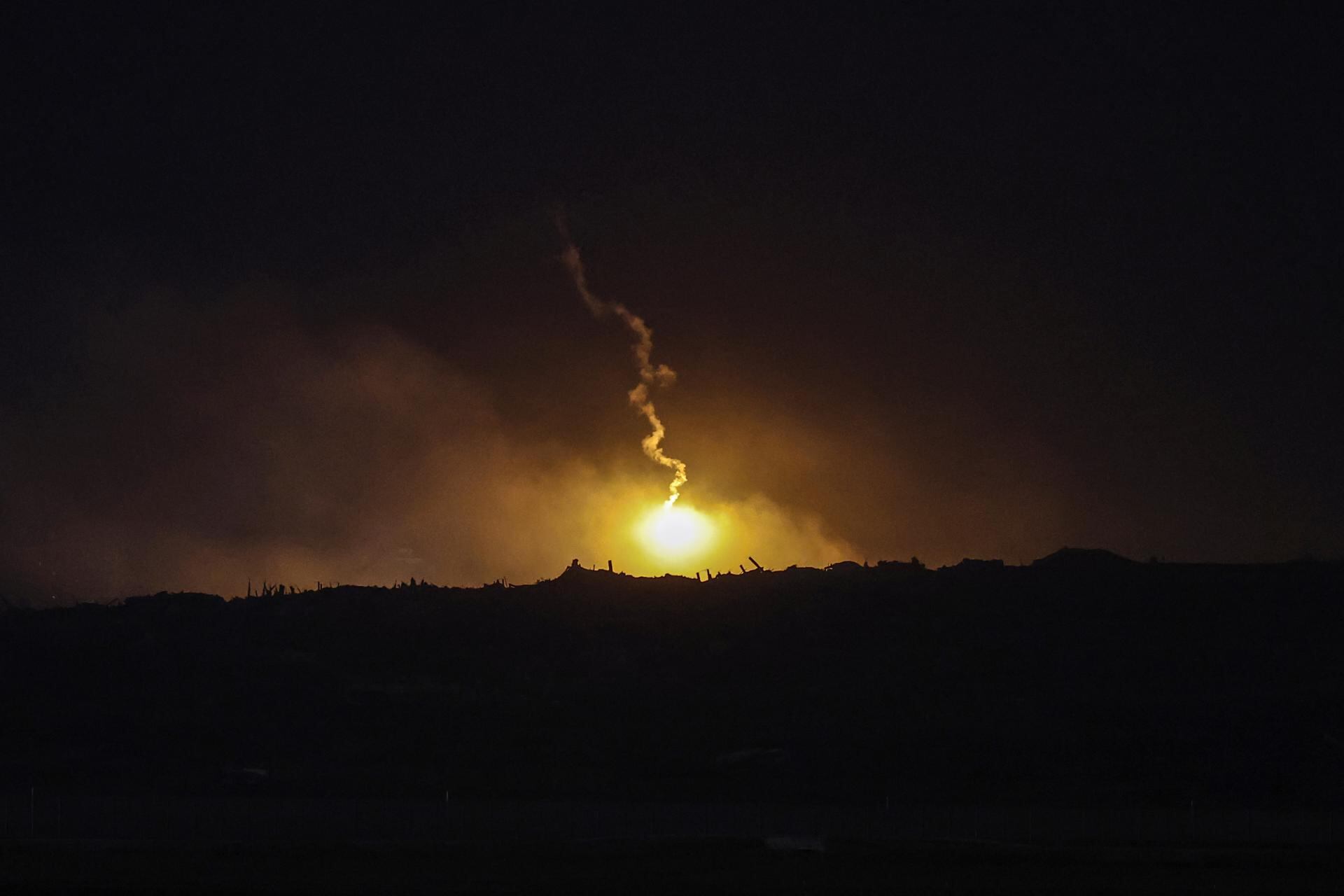 Más de 90 palestinos muertos, entre ellos 24 niños, por los bombardeos israelíes en Gaza. Foto: EFE/EPA/ATEF SAFADI