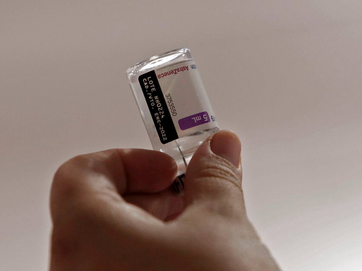 Tercera dosis de la vacuna AstraZeneca aumenta el nivel de anticuerpos contra ómicron, según estudio