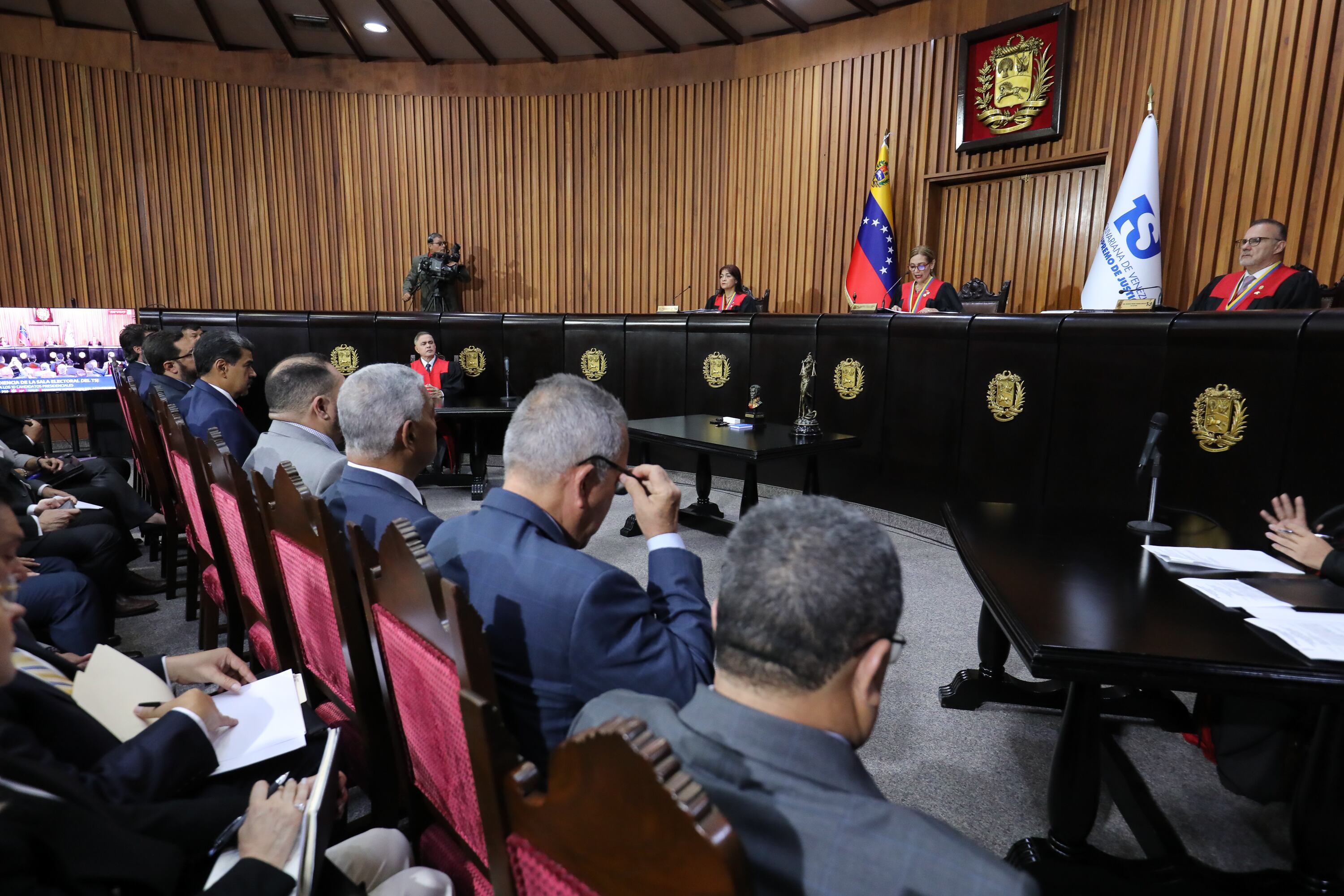 AME7514. CARACAS (VENEZUELA), 02/08/2024.- El presidente de Venezuela, Nicolás Maduro (c-centrado), durante un acto en el Tribunal Supremo de Justicia (TSJ) este viernes, en Caracas (Venezuela). El Tribunal Supremo de Justicia (TSJ) de Venezuela instó a "todos los sujetos intervinientes" a acatar la sentencia que emanará, en un lapso aún sin estimar, sobre la revisión que hará del resultado electoral del domingo pasado, cuando Nicolás Maduro fue proclamado presidente reelecto, lo que ha sido cuestionado dentro y fuera del país. EFE/ Ronald Peña R