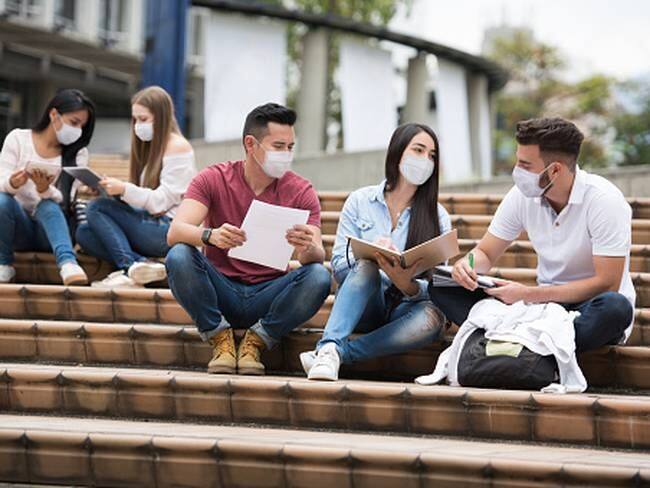 Imagen de referencias personas con tapabocas. Foto: Getty / andresr