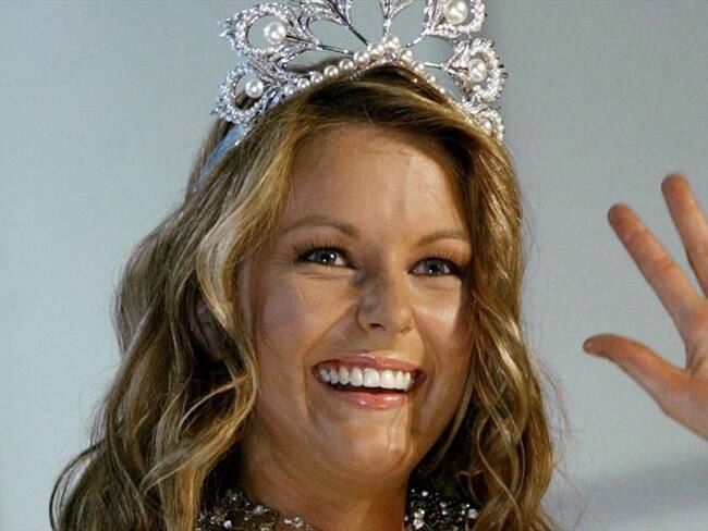 Miss Australia, Jennifer Hawkins, celebrando su coronación como Miss Universo, en el centro de convenciones de Quito, Ecuador. Foto: Associated Press - AP - Silvia Izquierdo