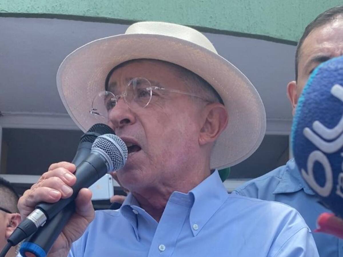 Vamos a quedar dependiendo de los politiqueros: Uribe sobre situación de las EPS