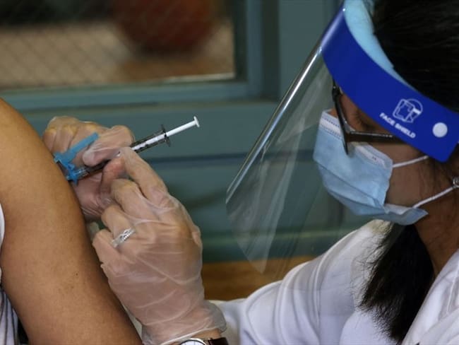 Trabajadores que presten atención al público deberán estar vacunados contra el COVID-19. Foto: Getty Images