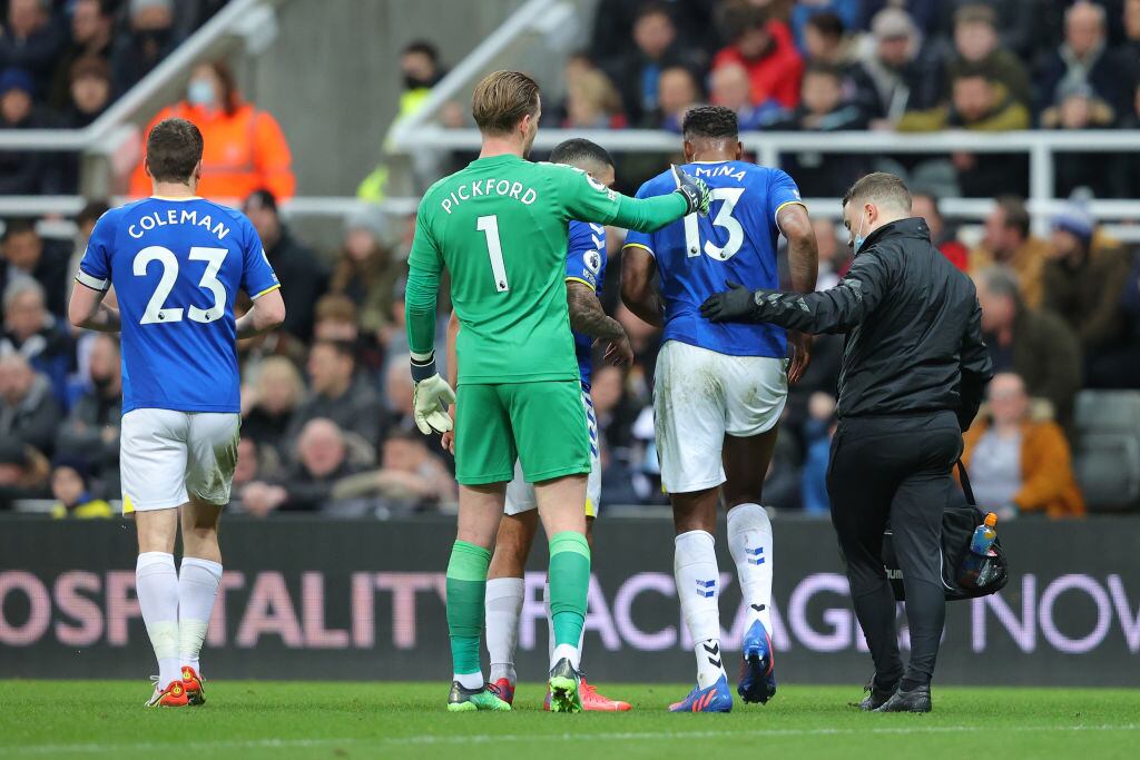 Yerry Mina se retira lesionado del encuentro entre Everton y Newcastle / Getty Images