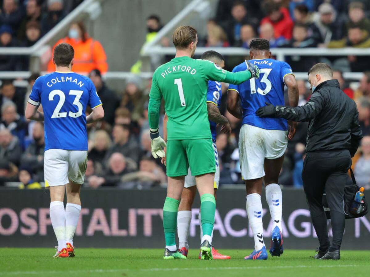 Yerry Mina enciende las alarmas luego de salir lesionado en el Everton vs. Newcastle