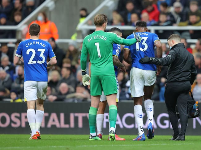 Yerry Mina se retira lesionado del encuentro entre Everton y Newcastle / Getty Images