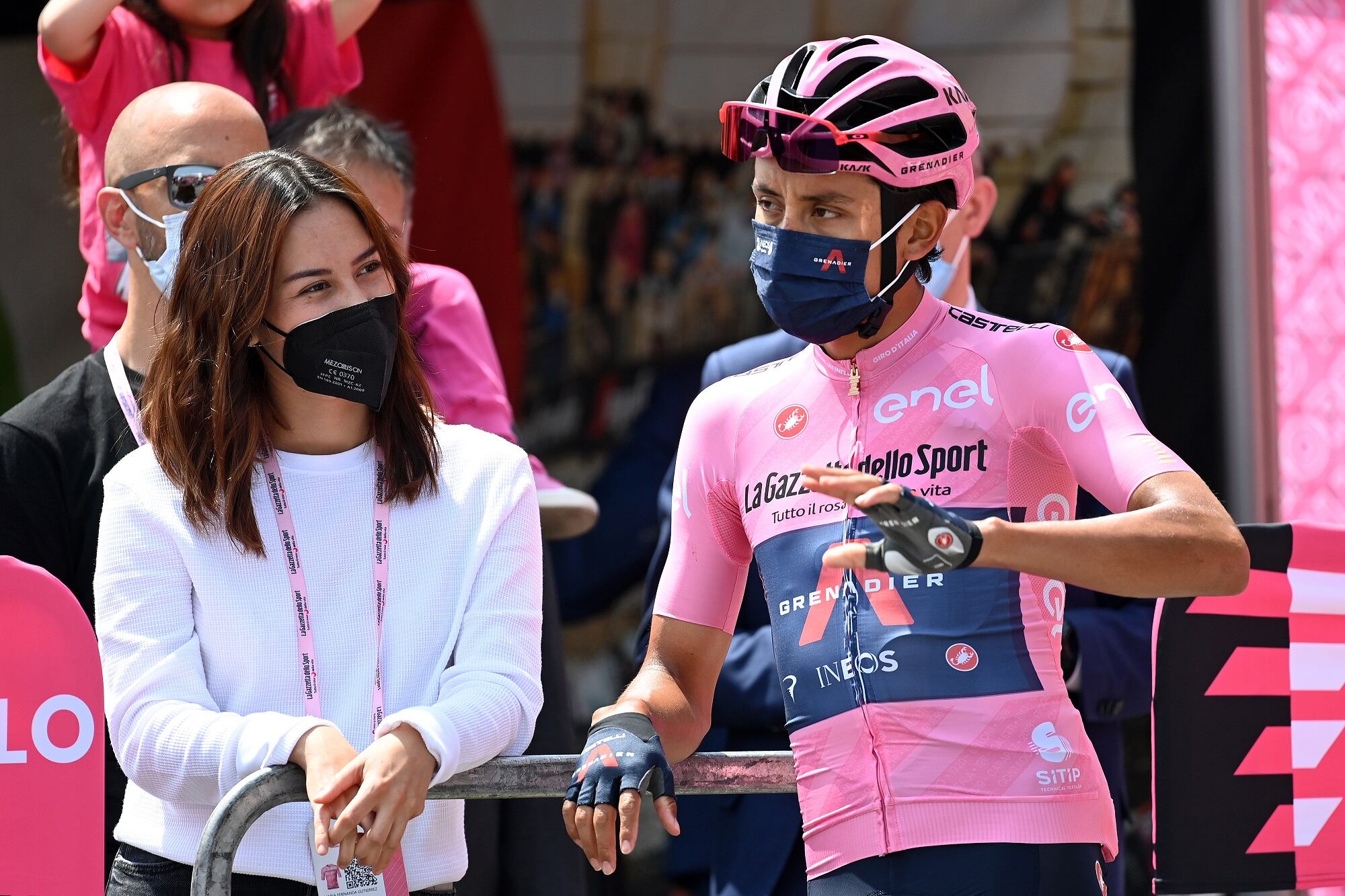 María Fernanda Motas y Egan Bernal tras la etapa 19 del Giro de Italia 2021