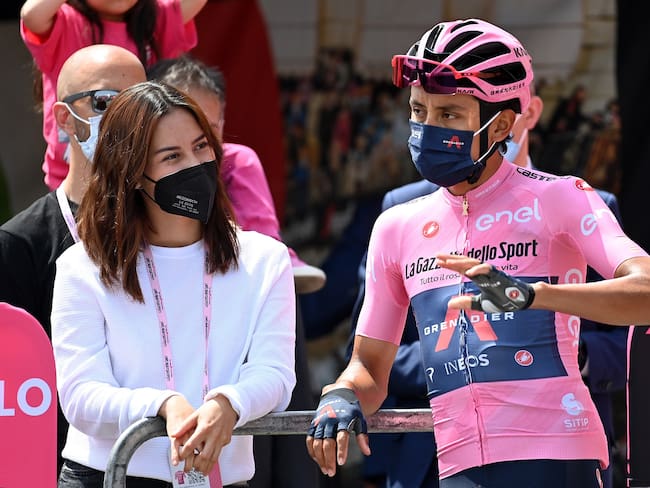 María Fernanda Motas y Egan Bernal tras la etapa 19 del Giro de Italia 2021