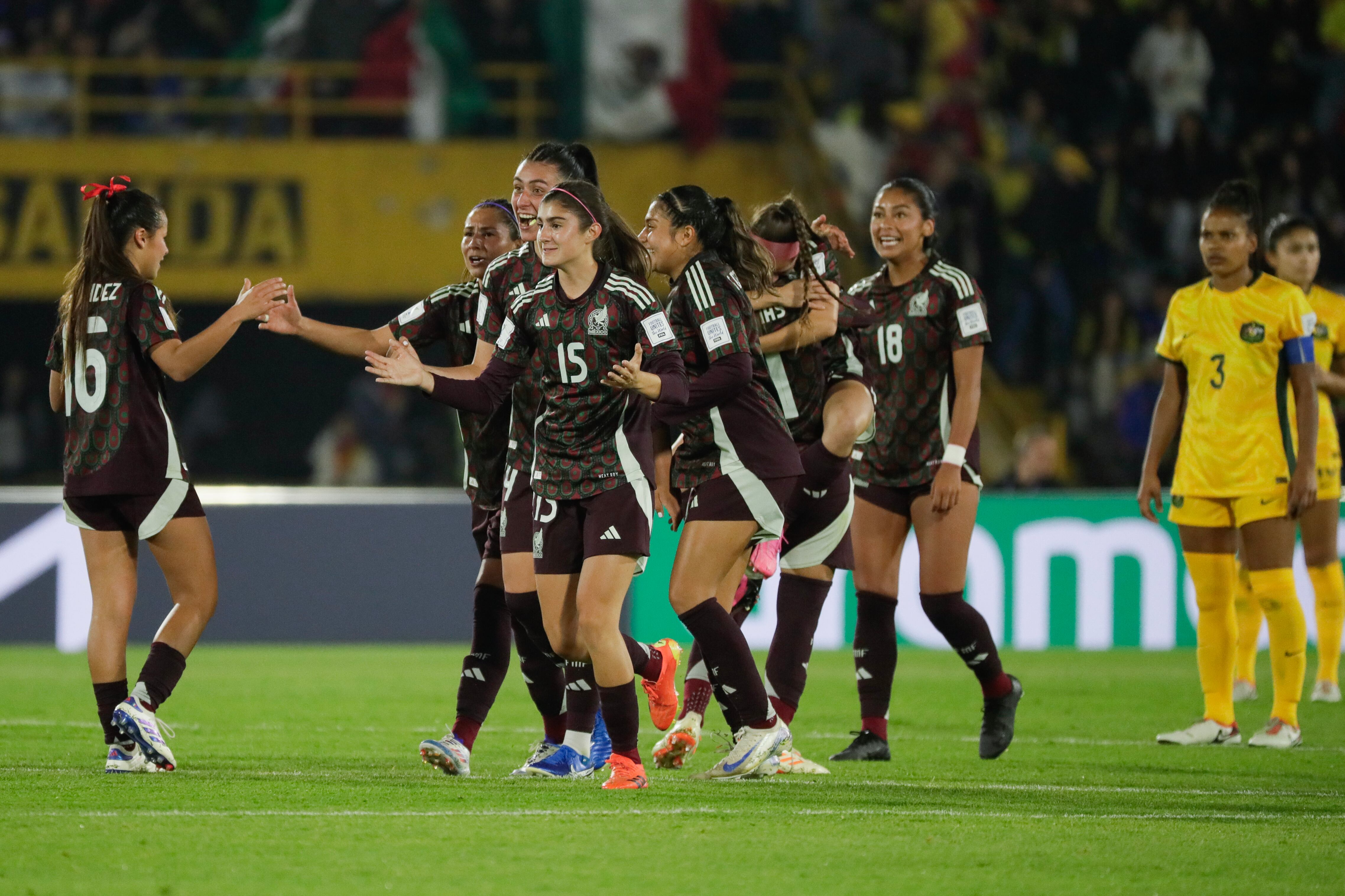 AME5403. BOGOTÁ (COLOMBIA), 03/09/2024.- Jugadoras de México celebran un gol este martes, en un partido del grupo A de la Copa Mundial Femenina sub-20 entre las selecciones de México y Australia en el estadio de El Campín en Bogotá (Colombia). EFE/ Carlos Ortega