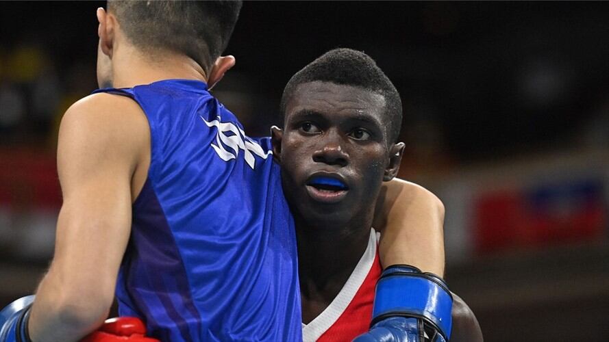 Boxeadores Ryomei Tanaka  y Yuberjen Martínez en los cuartos de final de los Juegos Olímpicos Tokio 2020. Foto: LUIS ROBAYO/POOL/AFP via Getty Images