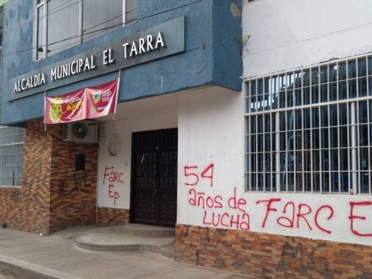 Alcaldia de El Tarra, Norte de Santander fue pintada con grafitis de las Farc