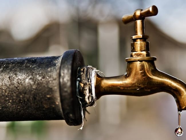 La EAAB anunció la suspensión temporal del servicio de agua en algunas zonas de la ciudad. Foto: Getty Images / MANOLO GUIJARRO