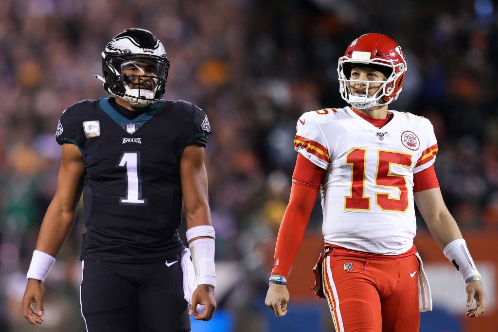 Jalen Hurts, de los Philadelphia Eagles (Izquierda) y Patrick Mahomes, de los Kansas City Chiefs (Derecha). Fotos: Mitchell Leff/Getty Images, y Dylan Buell/Getty Images.