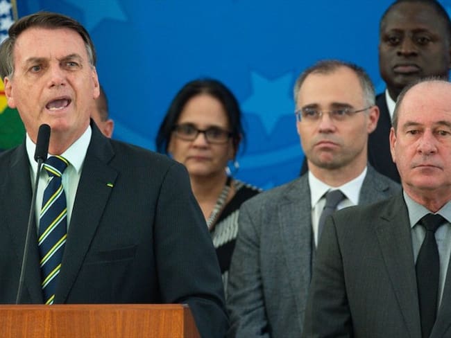 Exministros de Salud de Brasil denuncian a Jair Bolsonaro por su "actitud genocida"