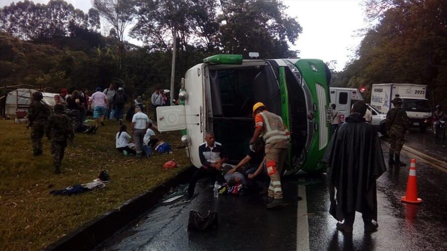 Accidente de un bus deja un muerto y 19 heridos en Cauca. Foto: Policía