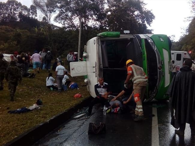 Accidente de un bus deja un muerto y 19 heridos en Cauca. Foto: Policía