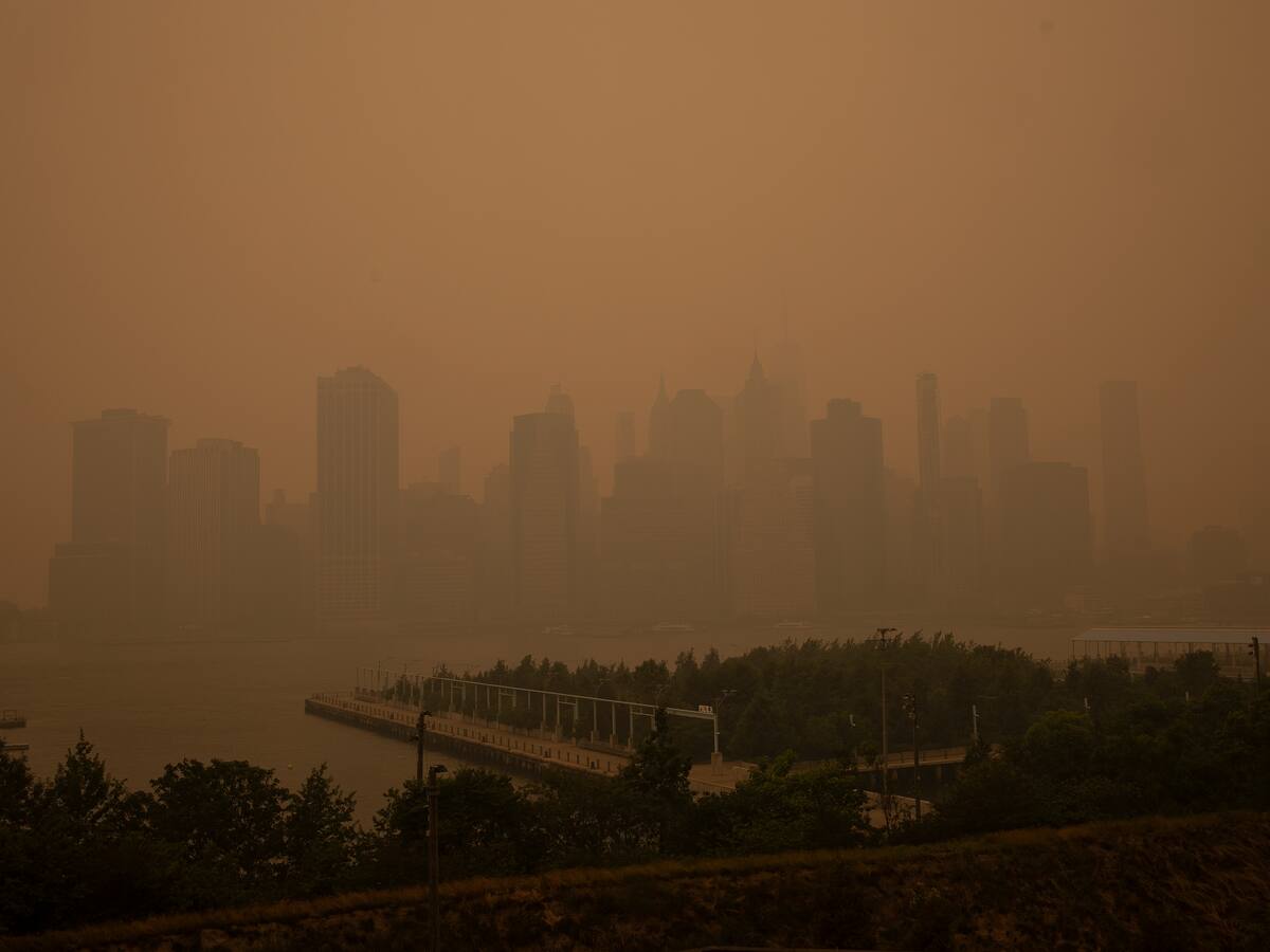 Retrasos en vuelos por humo que envuelve a EE.UU. debido a incendios forestales en Canadá