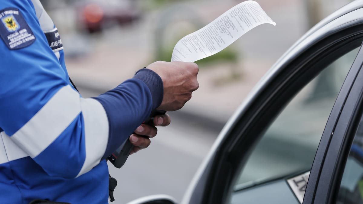 En un mes, multaron a más de 100 conductores en Bogotá por bloquear el carril de la Carrera Séptima