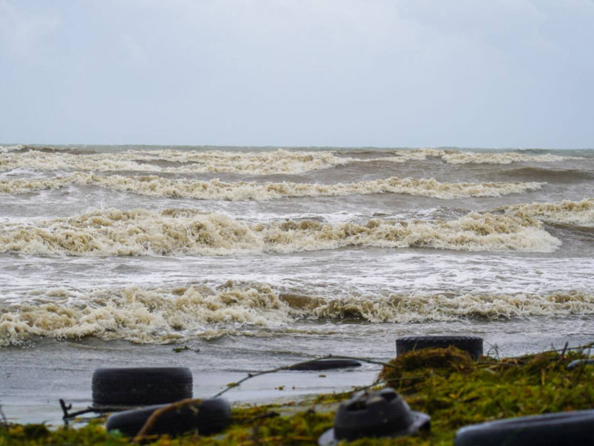 Alertan riesgo de corrientes marinas en costa este de Estados Unidos por huracán Ernesto