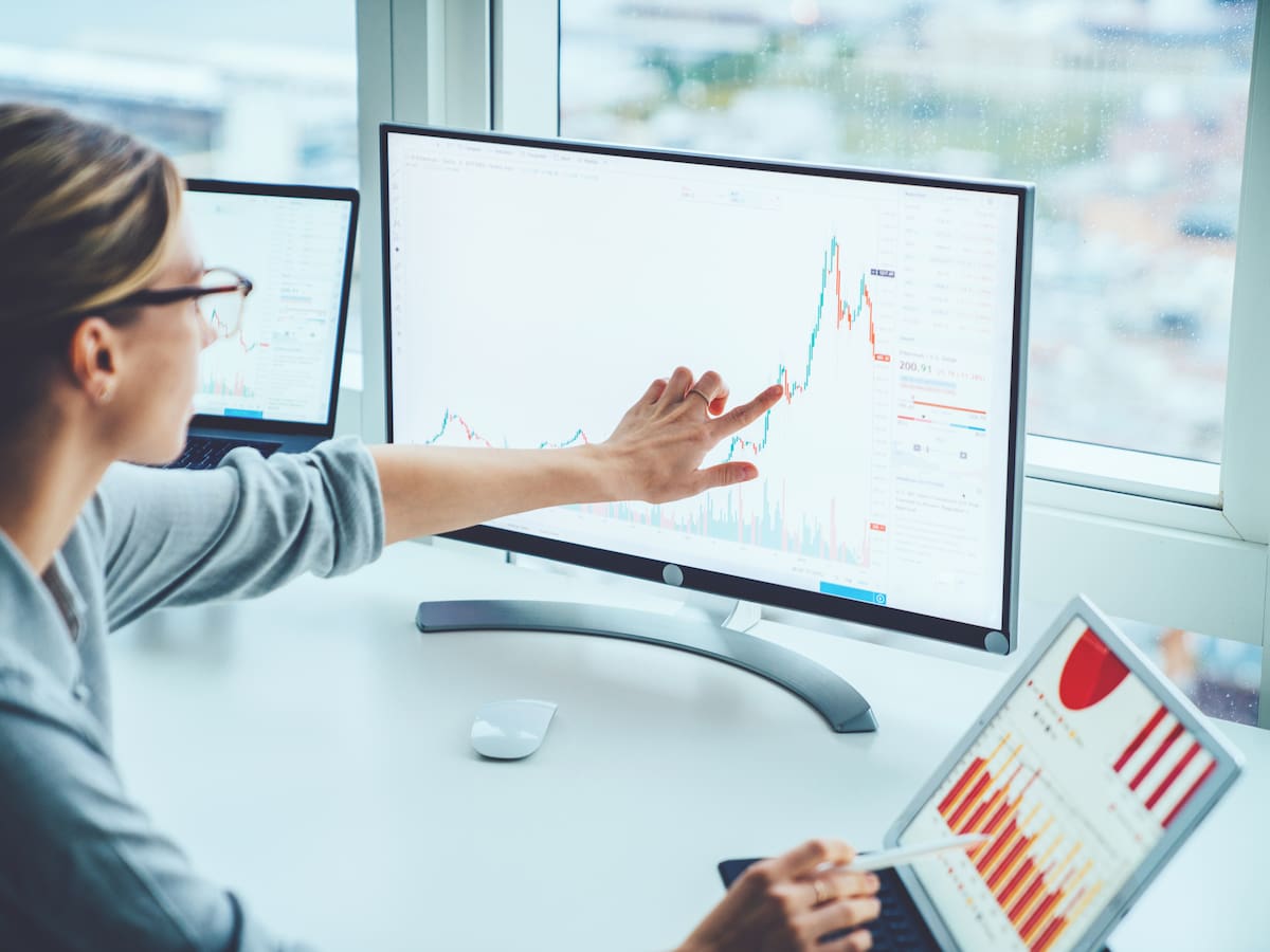 5 cargos en los que puede trabajar un economista: ¿Cuánto pagan?