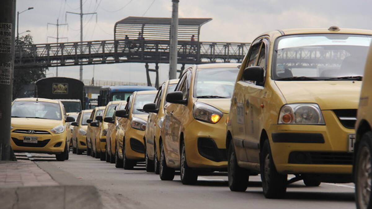 Ministerio de Transporte revisará tarifas del servicio de taxi para definir alzas