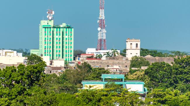 Torre de radio en Santa Clara, Cuba. foto Roberto Machado Noa/LightRocket via Getty Images
