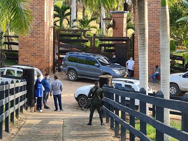 Se efectuó la diligencia de entrega de 139 inmuebles vinculados con las extintas estructuras de las Autodefensas Unidas de Colombia (AUC). Foto: Fiscalía General de la Nación