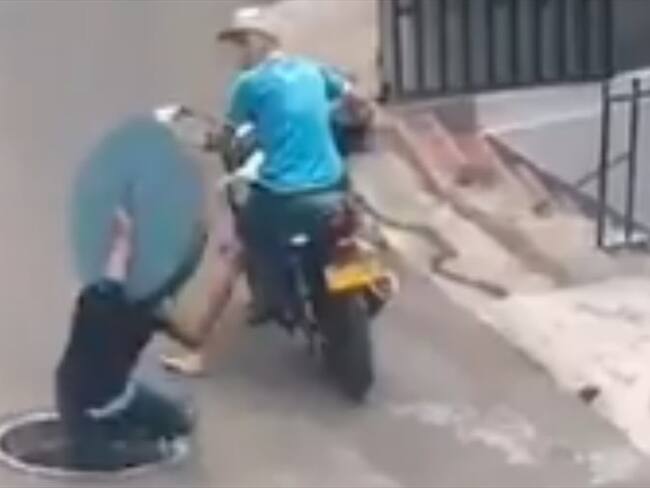 Ladrón intentó robarse una alcantarilla, pero se cayó en el hueco. Foto: Twitter: @Diegocoffes