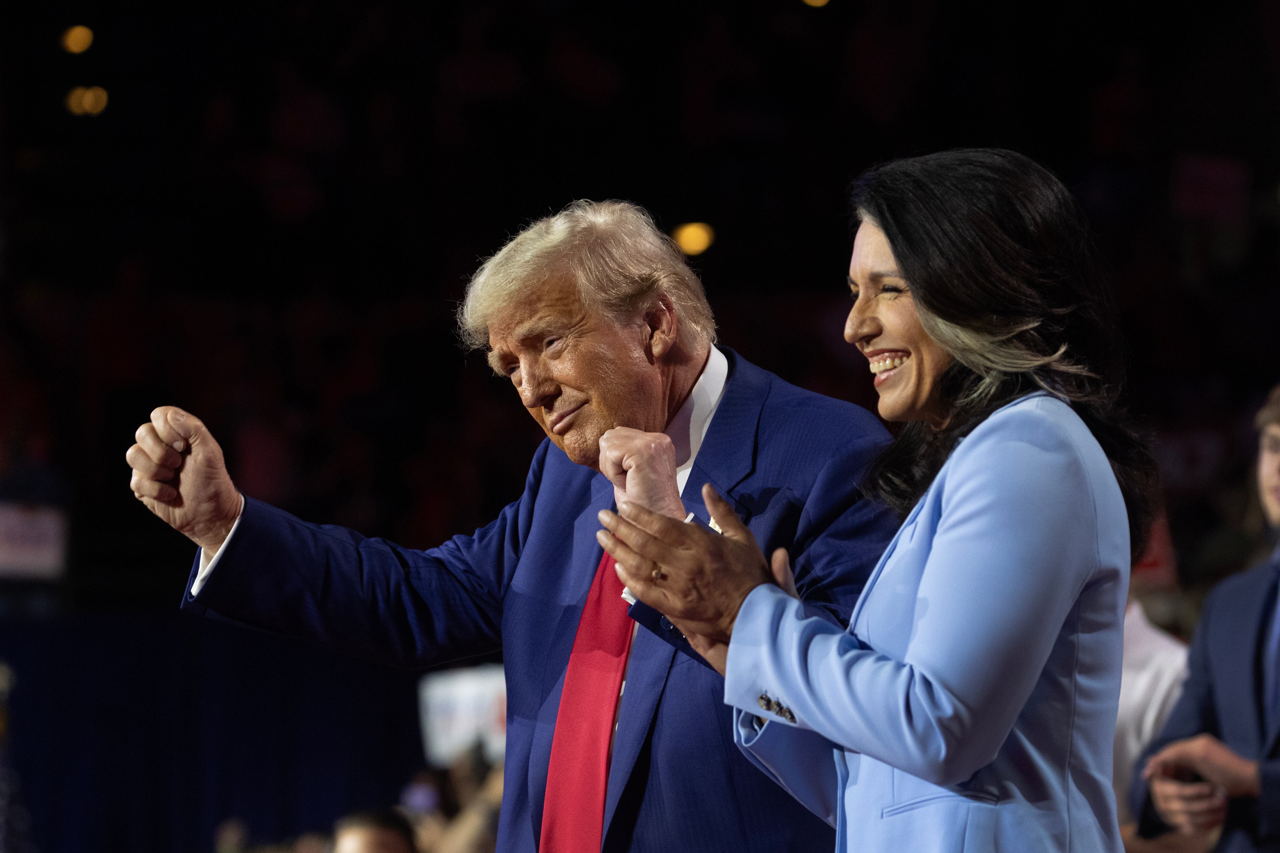 Donald Trump y Tulsi GabbardFOTO: Scott Olson/Getty Images