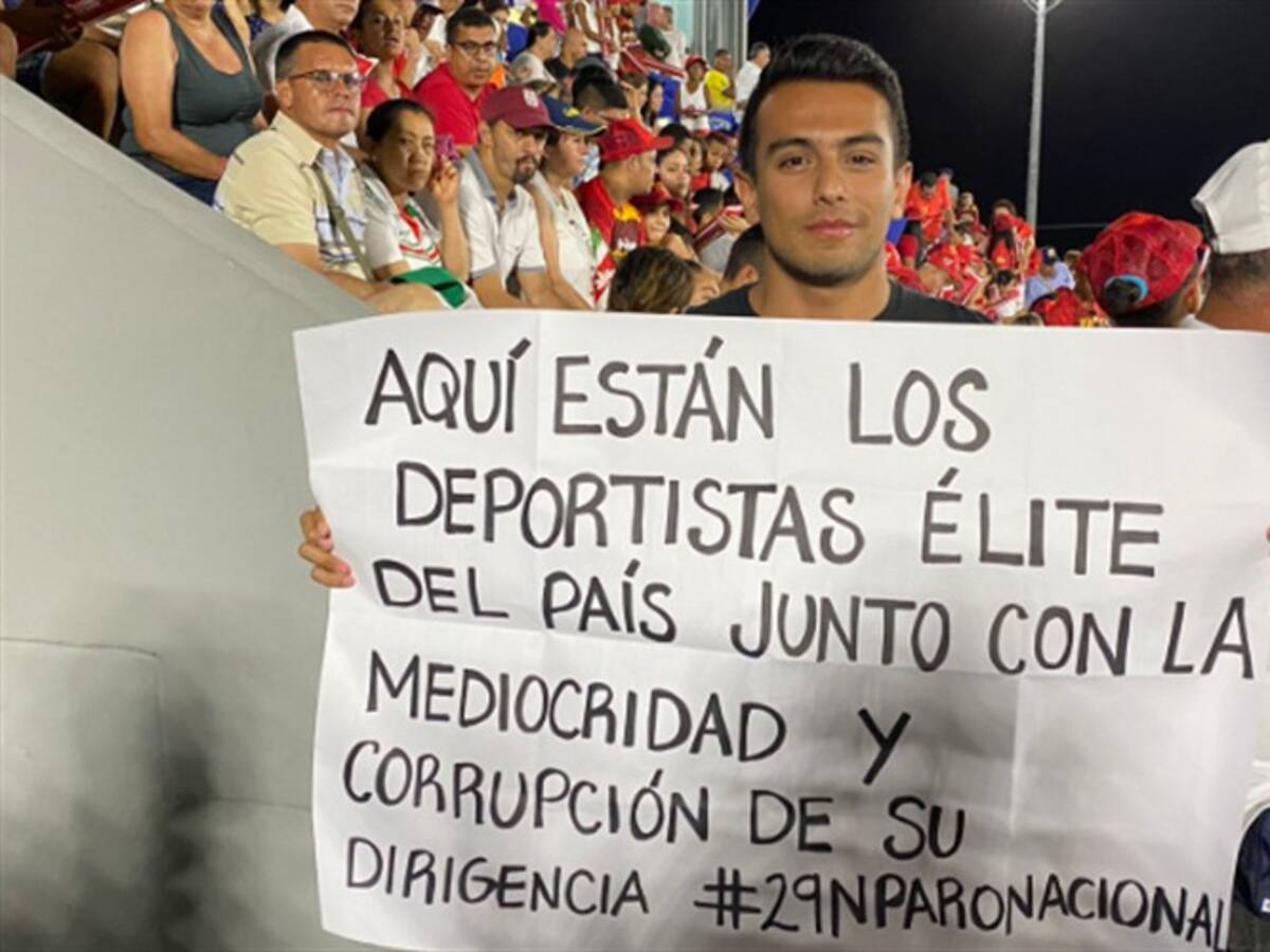 Deportista es sacado del Complejo Acuático de Cartagena por exhibir pancarta del paro