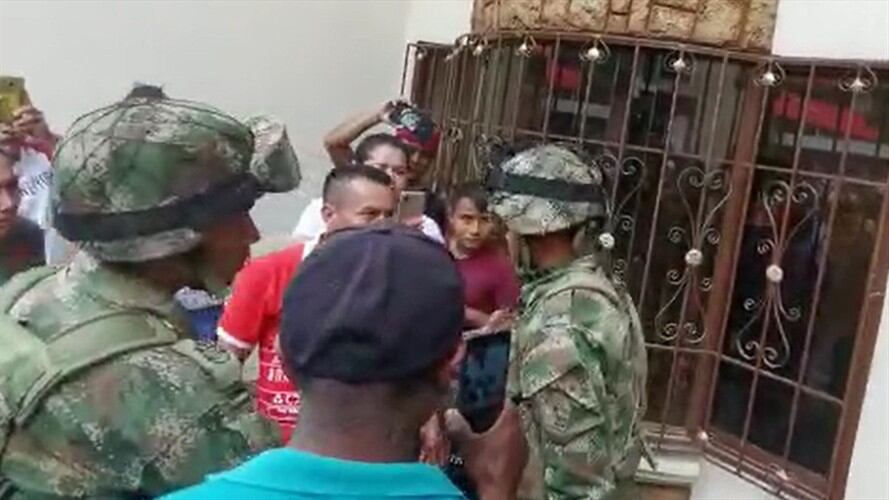 Uniformados del Ejército fueron abordados por la comunidad, luego de la incautación de dos armas y dinero en efectivo . Foto: Cortesía