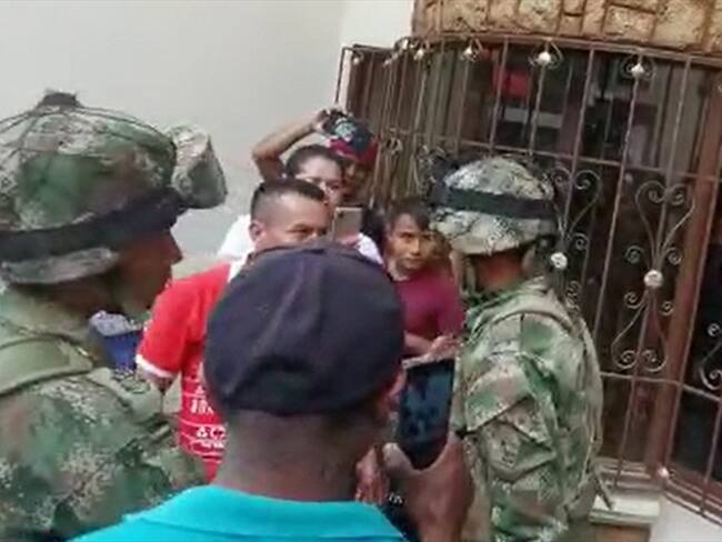Uniformados del Ejército fueron abordados por la comunidad, luego de la incautación de dos armas y dinero en efectivo . Foto: Cortesía
