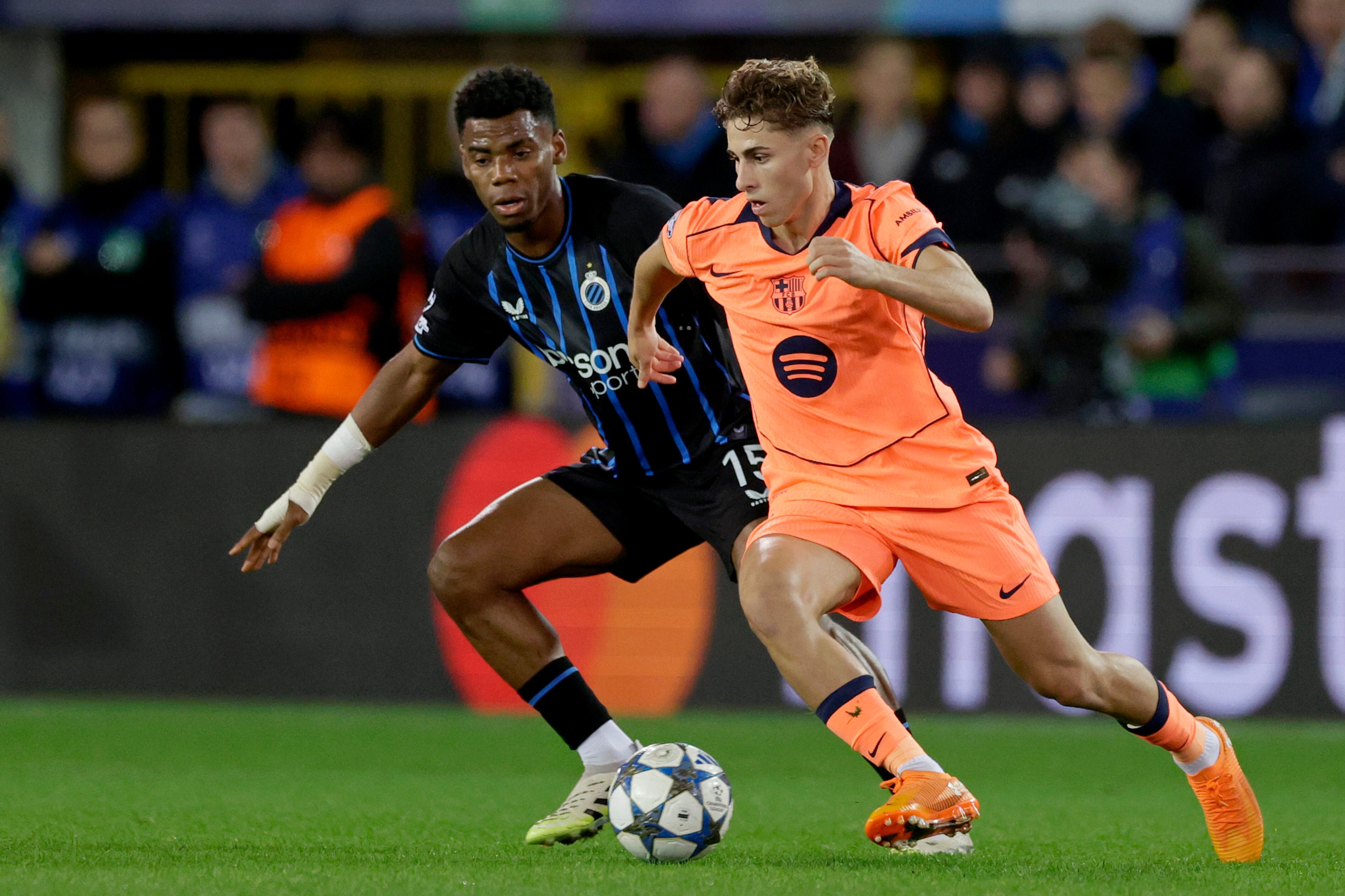 Raphael Onyedika y Fermin López durante el Club Brujas vs. FC Barcelona por Champions League. FOTO: Geert van Erven/Getty Images