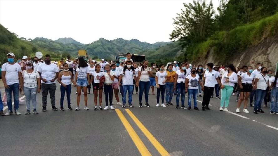 Protesta de familiares de los mineros fallecidos, en el corregimiento de Irra, en Risaralda. Foto: Mario Escobar Valencia.