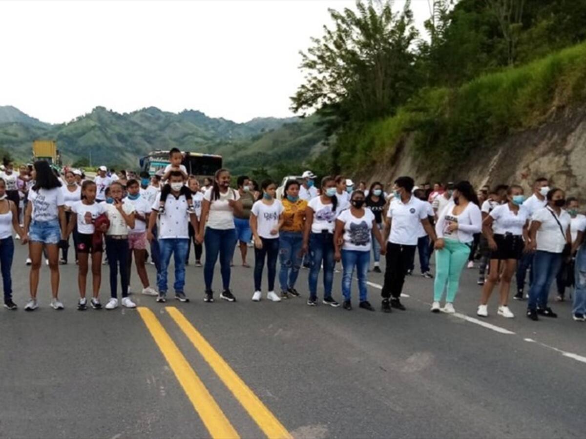 Familiares de mineros fallecidos en Caldas exigen entrega de sus cuerpos lo antes posible