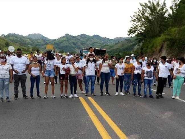 Protesta de familiares de los mineros fallecidos, en el corregimiento de Irra, en Risaralda. Foto: Mario Escobar Valencia.