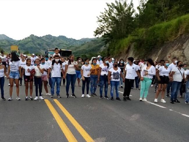 Protesta de familiares de los mineros fallecidos, en el corregimiento de Irra, en Risaralda. Foto: Mario Escobar Valencia.