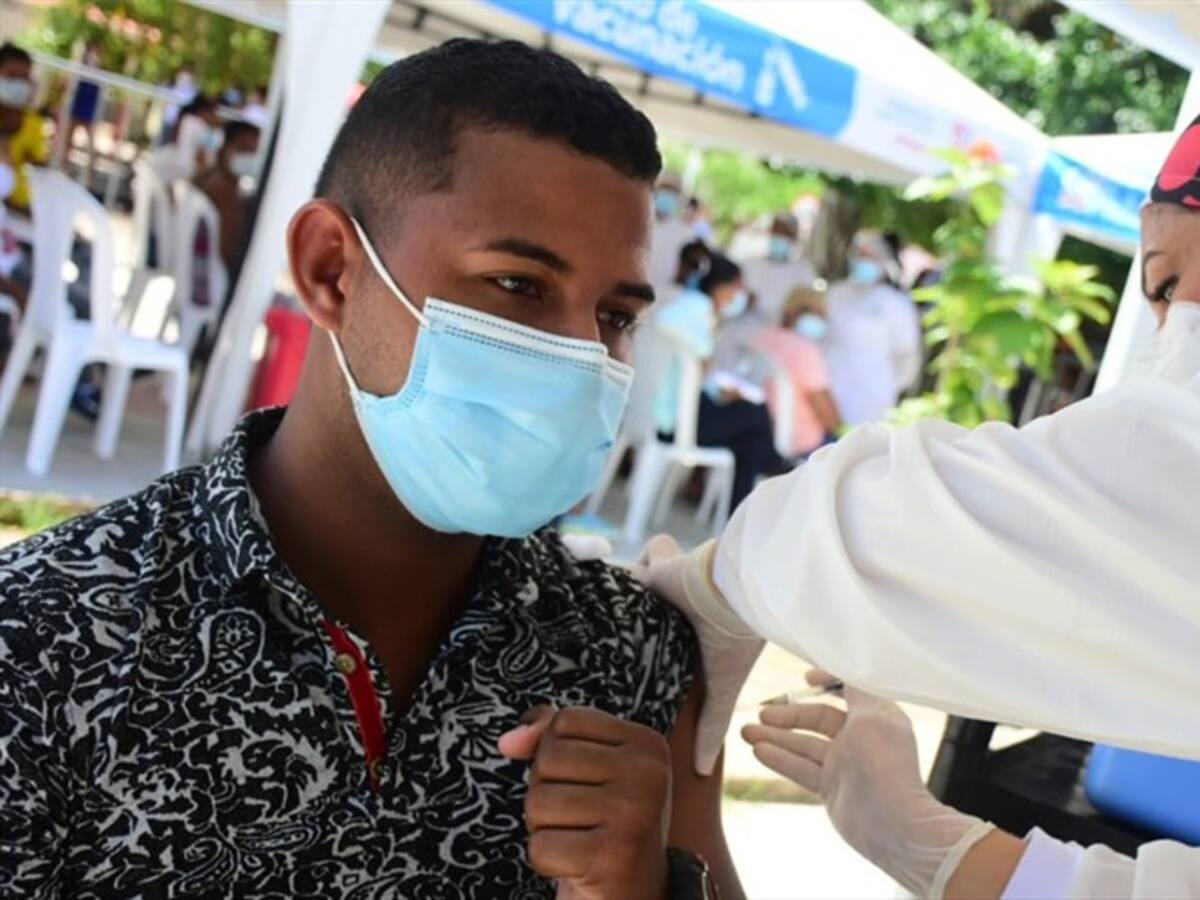 Primeras dosis de la vacuna COVID se agotaron por asistencia masiva en Atlántico