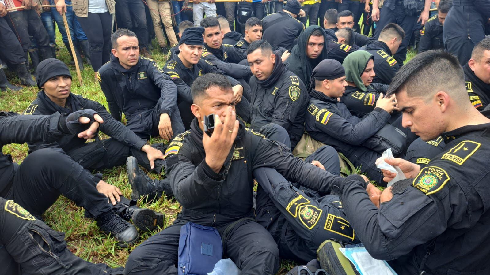 Policías retenidos en Caquetá en noviembre de 2022.