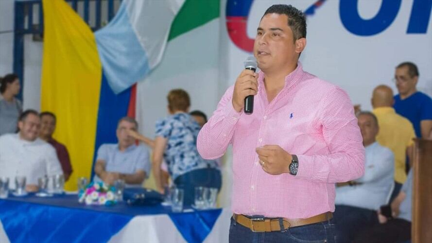 El político denunció que recibió un panfleto vía WhatsApp, donde le exigen abandonar el municipio. Foto: Facebook: José Julián Alzate