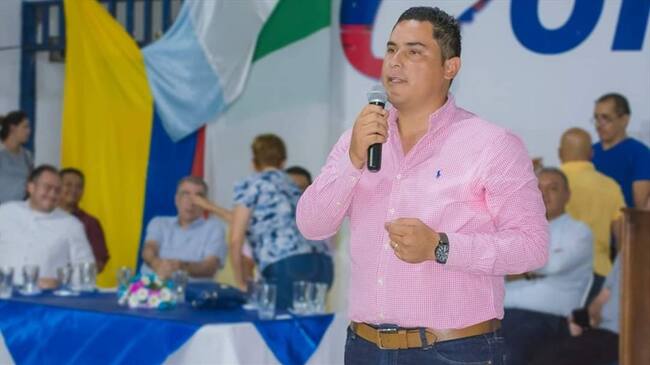 El político denunció que recibió un panfleto vía WhatsApp, donde le exigen abandonar el municipio. Foto: Facebook: José Julián Alzate