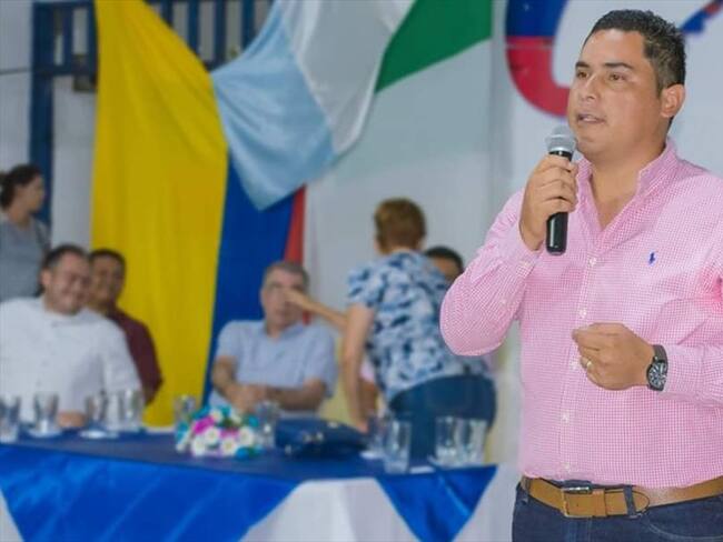 El político denunció que recibió un panfleto vía WhatsApp, donde le exigen abandonar el municipio. Foto: Facebook: José Julián Alzate