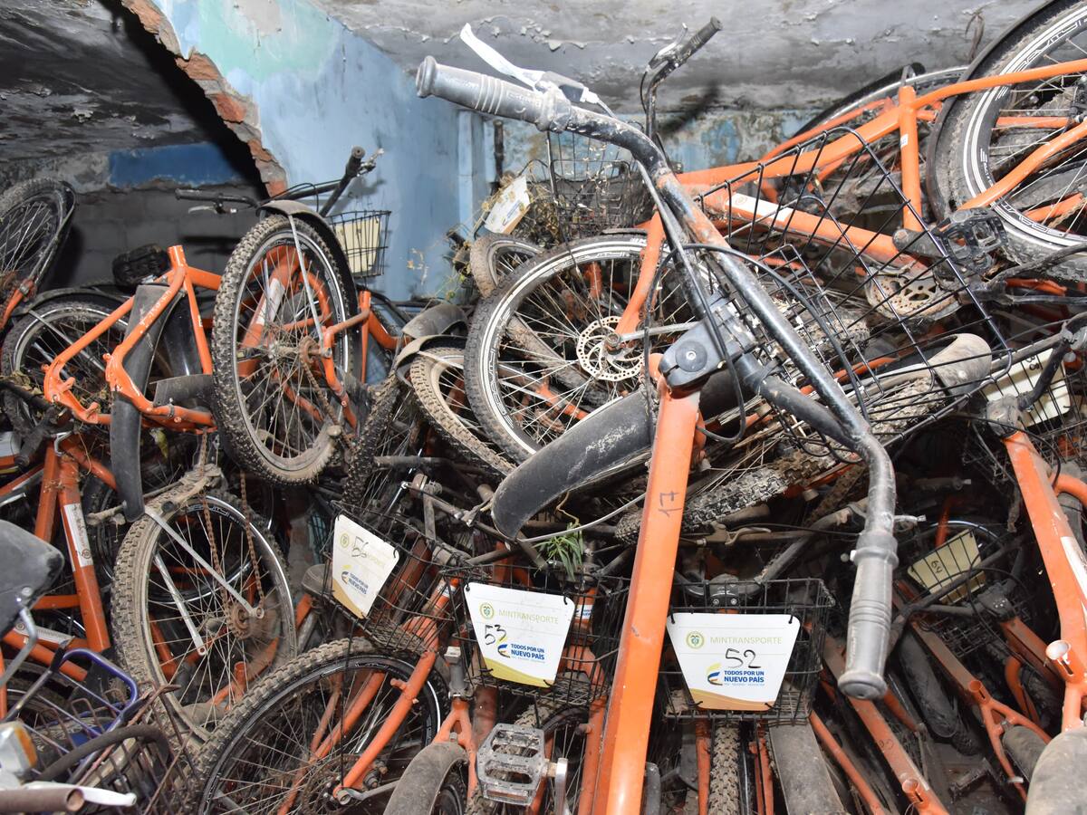 Polémica por aparición de más de 100 bicicletas abandonadas en un patio de Santa Marta