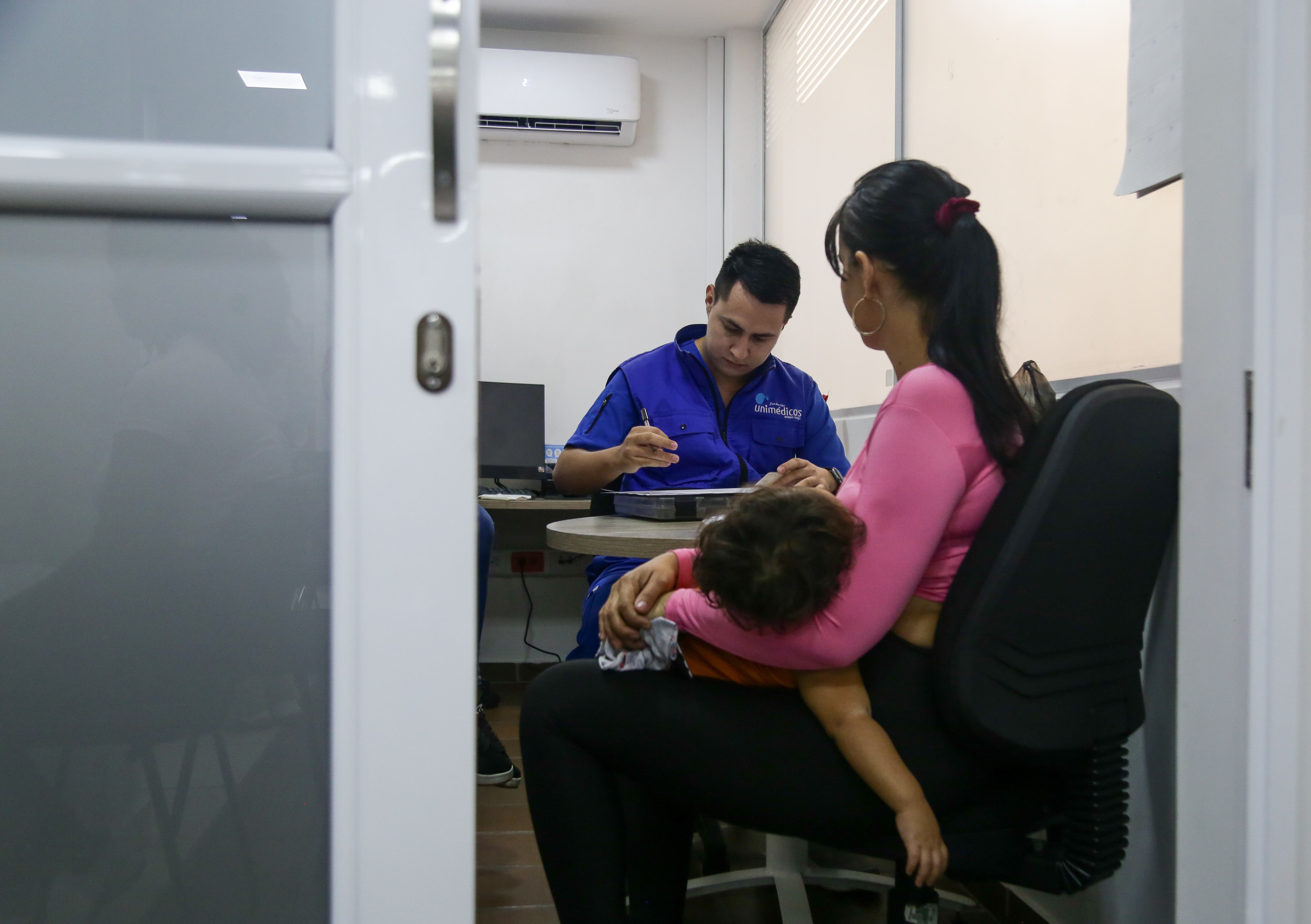 Cúcuta. Enero 24 de 2025. Personas migrantes y colombianos retornados reciben orientación y acceden a diversos servicios en el Centro Intégrate, de Cúcuta. (Colprensa - Catalina Olaya)