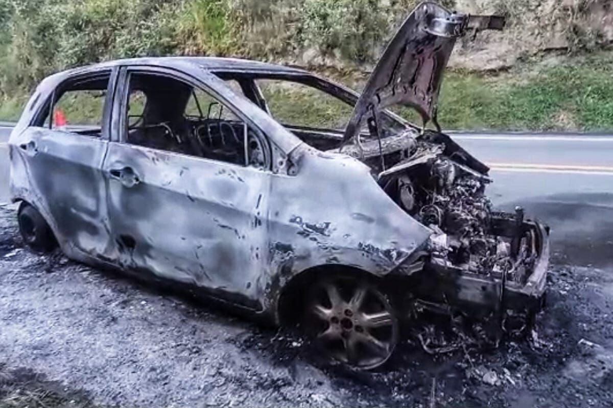 Sobre el kilómetro 47, lo obligaron a descender y procedieron a prenderle fuego al automotor. Crédito: Red de Apoyo Cauca. 