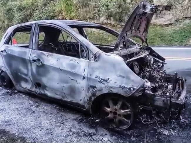 Sobre el kilómetro 47, lo obligaron a descender y procedieron a prenderle fuego al automotor. Crédito: Red de Apoyo Cauca.