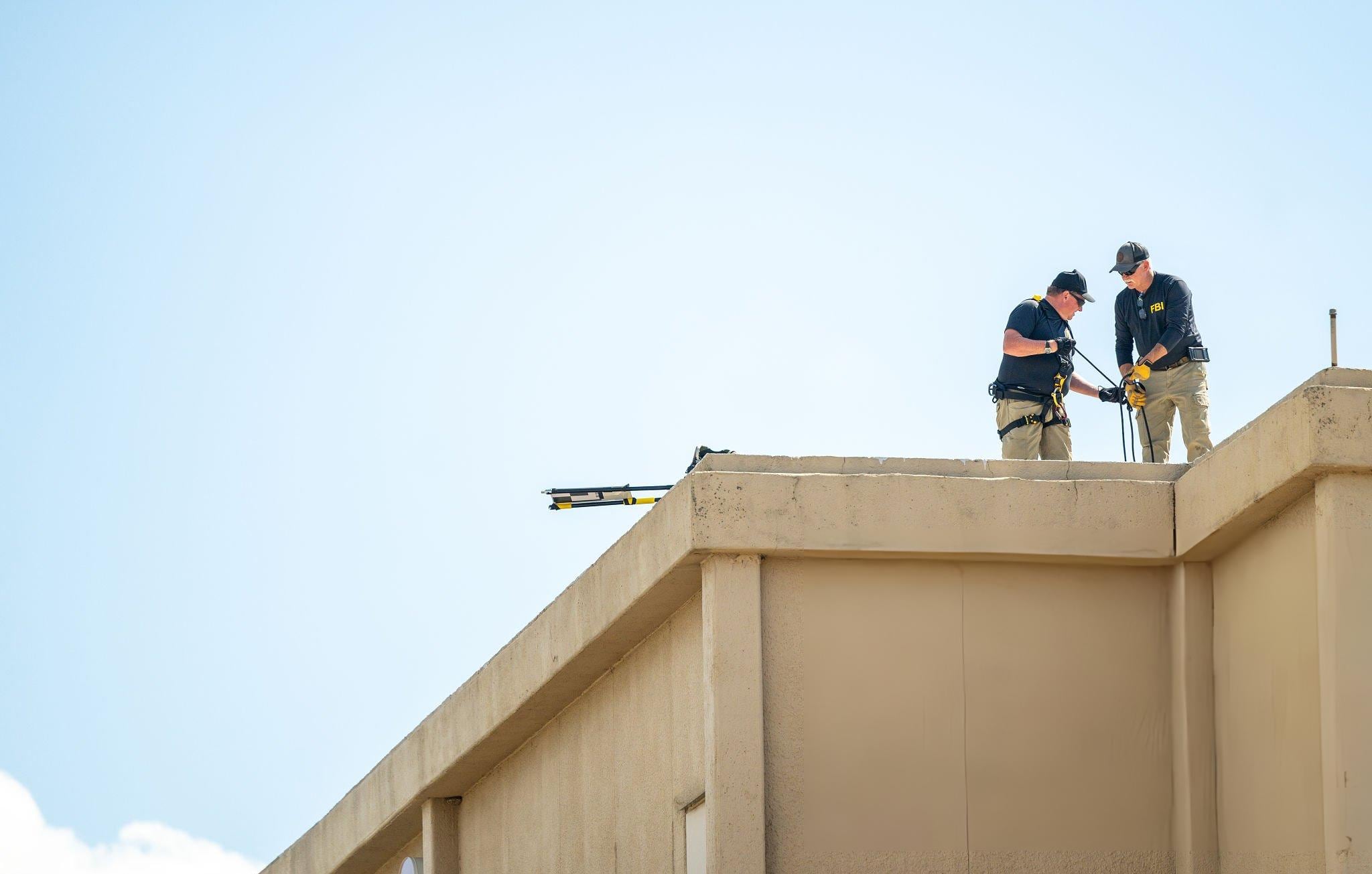 Agentes del FBI investigan en el lugar de los hechos en el tiroteo contra ICE en Dallas. FOTO:  Brandon Bell/Getty Images