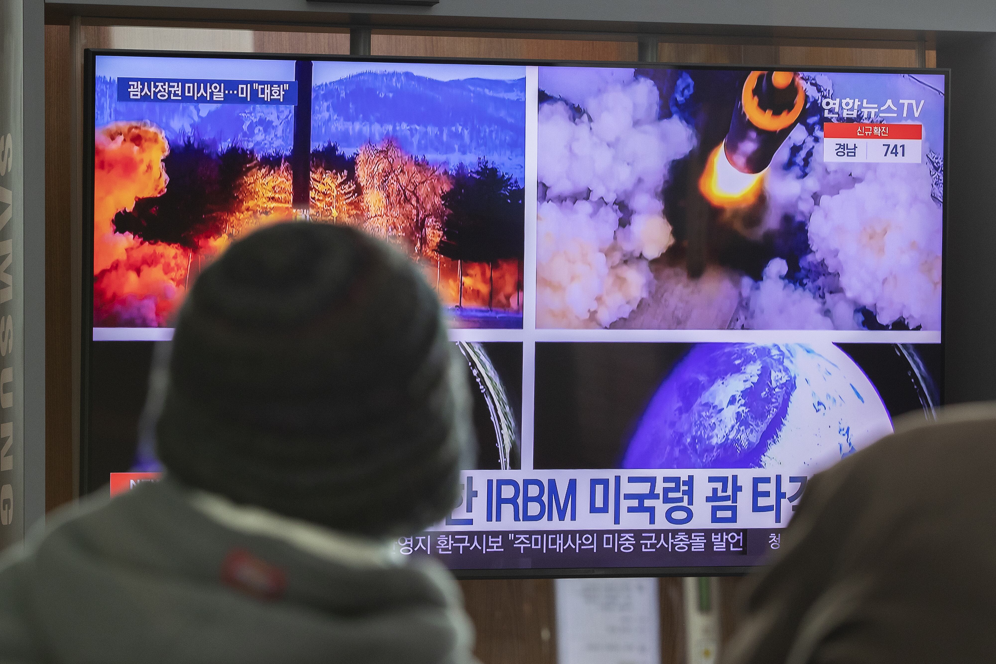 SEOUL, SOUTH KOREA - JANUARY 31: People watch the coverage of North Korea's latest missile launch in Seoul Station, South Korea on January 31, 2022. (Photo by Jong-Hyun Kim/Anadolu Agency via Getty Images)